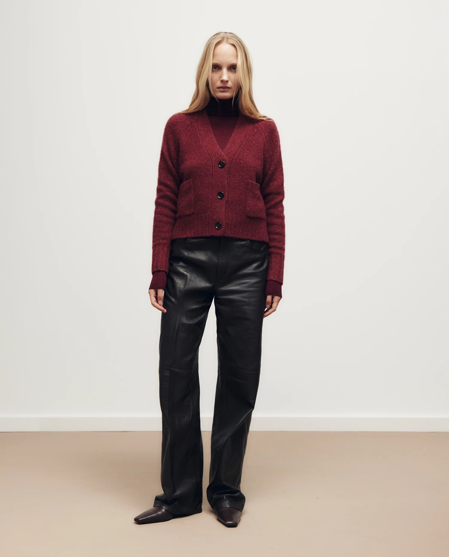 255-60000-68_10 - Allude - 100% Cashmere Active Damen Fall/Winter 2025/2026 Flachstrick Grobstrick Kastiger Schnitt NEW Rot SAPG::255-60000 Strickjacke V-Ausschnitt