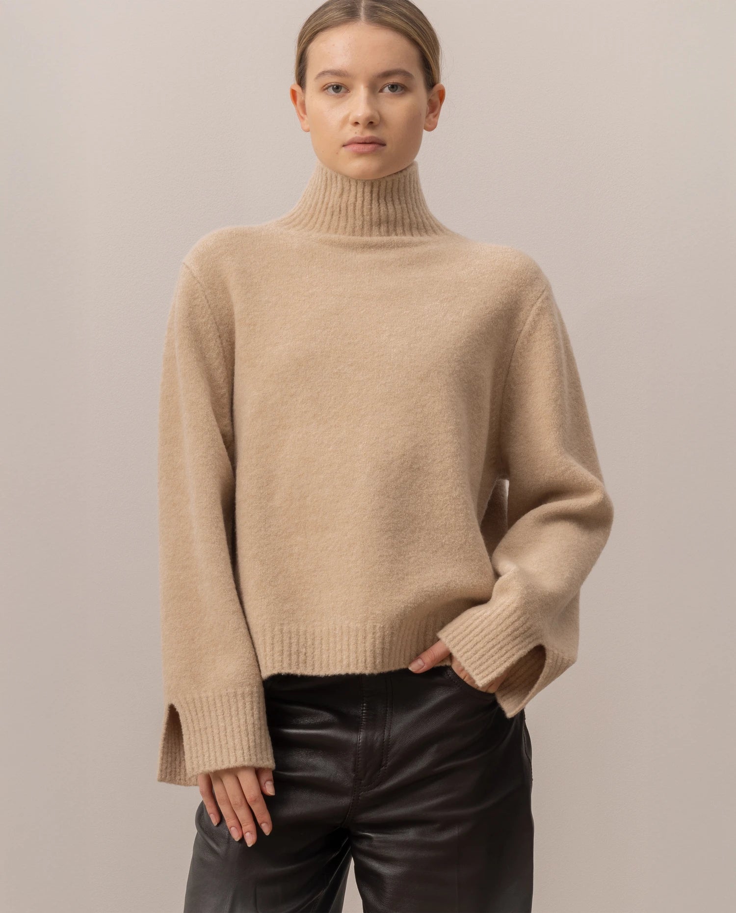 255-63005-48_20 - Allude - 2% Elastan 22% Cashmere 24% Polyamid 52% Merino Wolle Active Beige Damen Fall/Winter 2025/2026 Flachstrick Grobstrick Lockerer Schnitt NEW Pullover SAPG::255-63005 Stehkragen