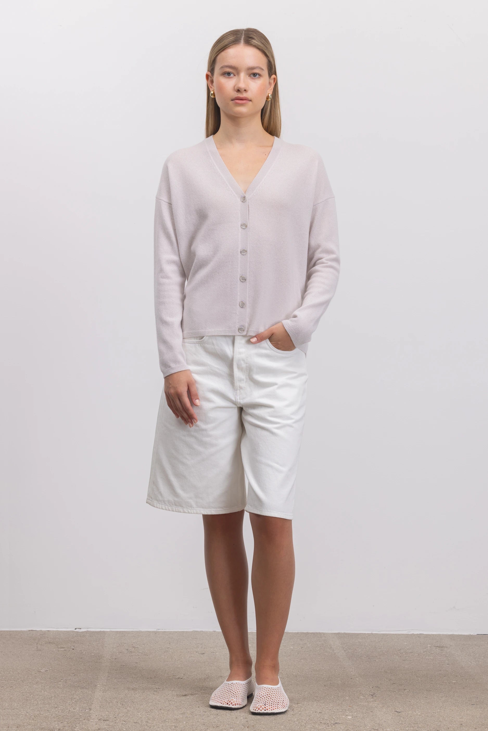 262-11112-80_5 - Allude - 100% Cashmere Cashmere Damen Grau Langarm SAPG::262-11112 Spring/Summer 2026 Strickjacke V-Ausschnitt