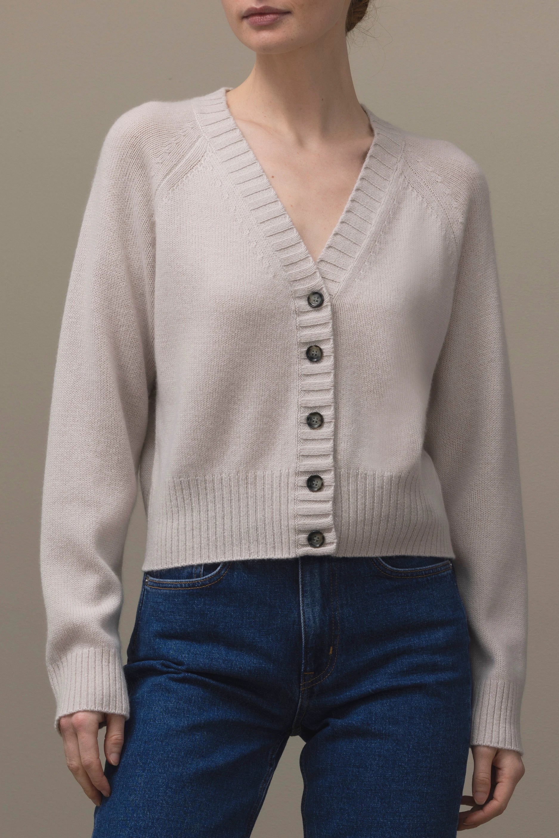 265-11200-43-S_2_e5fe0ade-cb1d-45a8-ad0f-5a45dfbf8ede - Allude - 100% Cashmere Active Beige Cashmere Damen Fall/Winter 2026/2027 Langarm NEW SAPG::265-11200 Strickjacke V-Ausschnitt