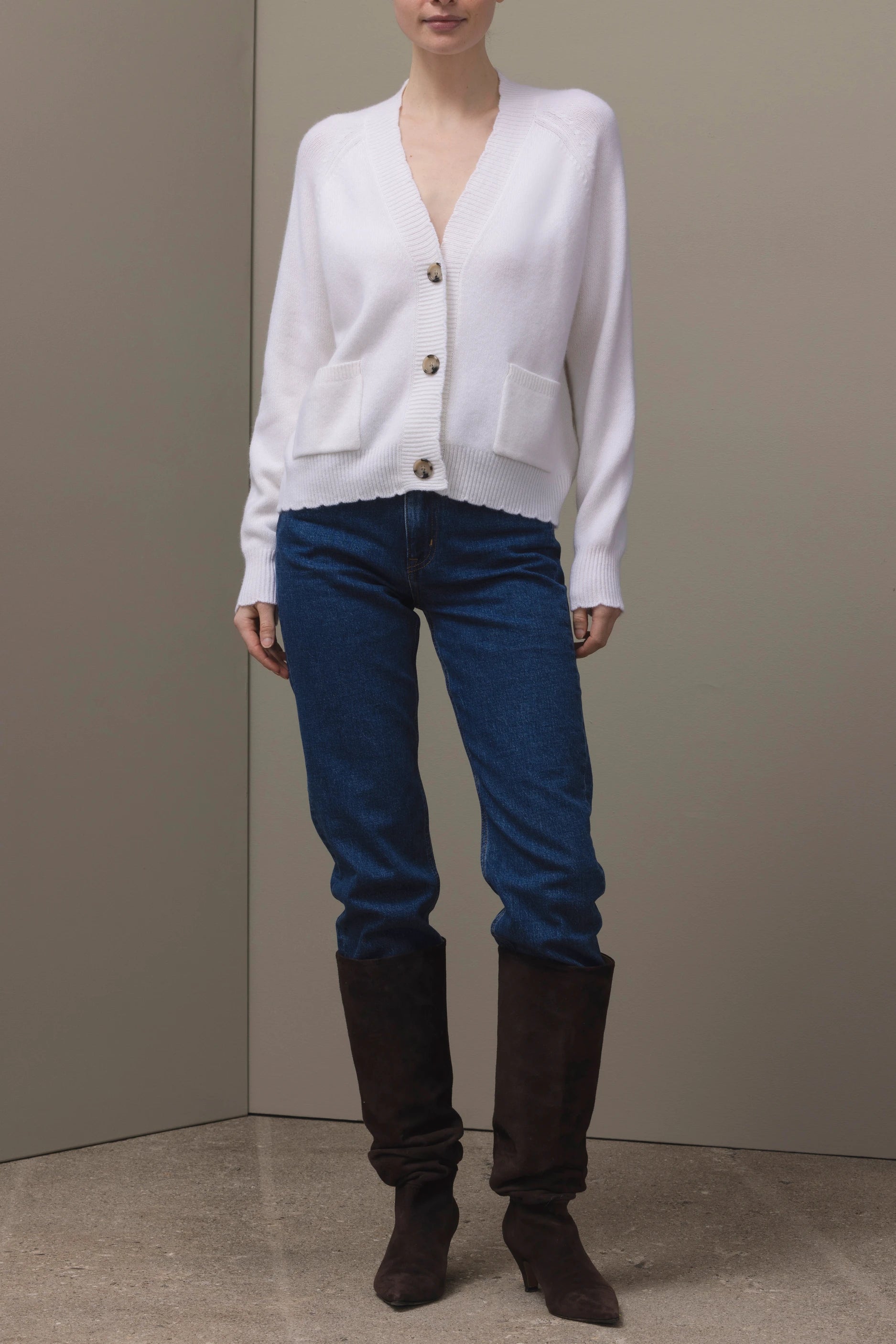 265-11250-40-S_1_2afead6f-a053-4ce7-8df1-ca5837e63016 - Allude - 5% Elastane 95% Cashmere Active Cashmere Damen Fall/Winter 2026/2027 Langarm NEW SAPG::265-11250 Strickjacke V-Ausschnitt Weiß