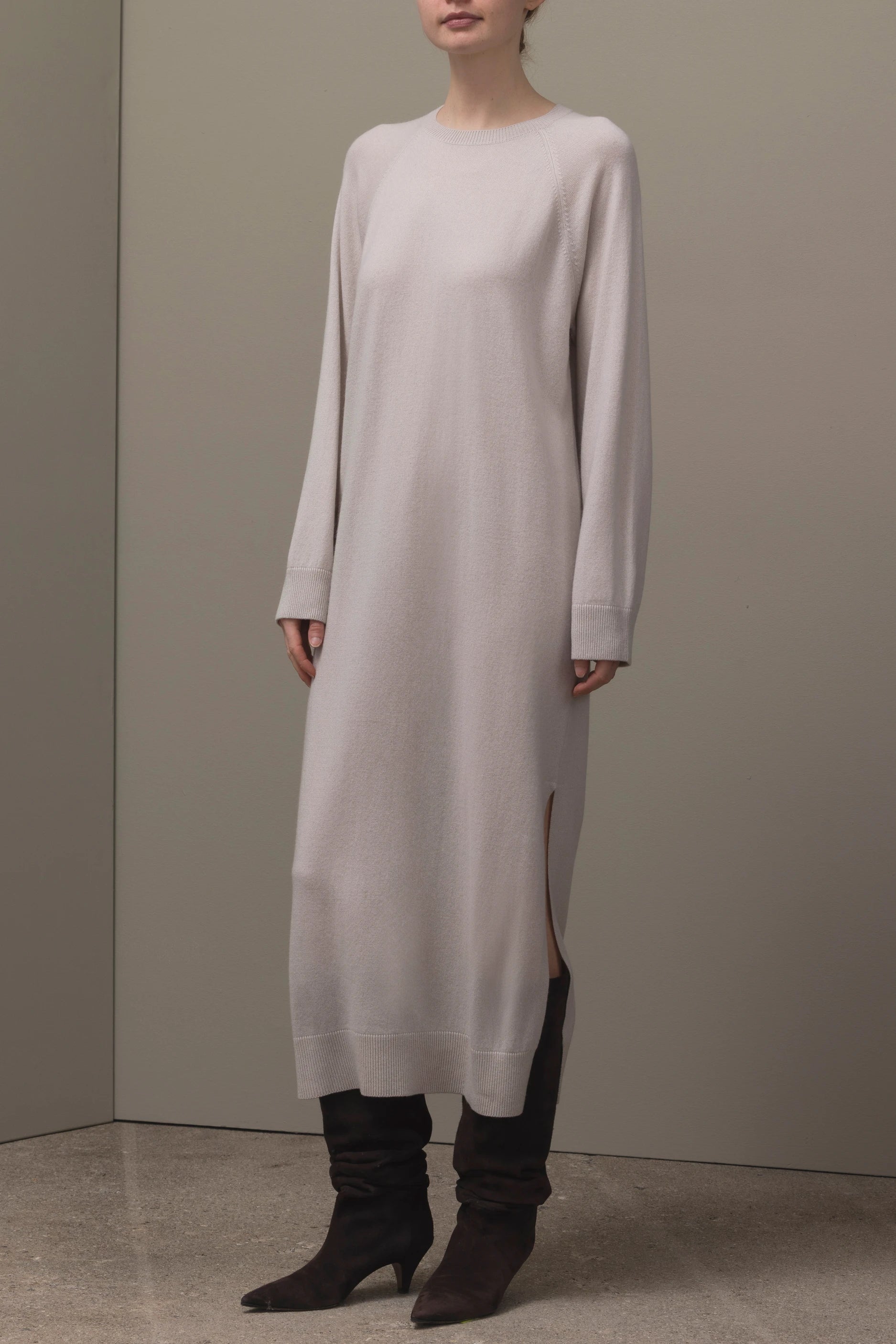 265-17014-43-S_1_eb501251-ffe7-4557-8a14-e00400863e16 - Allude - 30% Cashmere 70% Wolle Active Beige Damen Fall/Winter 2026/2027 Halbarm Kleid NEW Rundhals SAPG::265-17014 Wolle