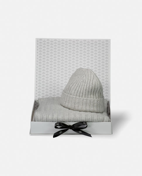 Gift set of hat and scarf in grey - Main Image