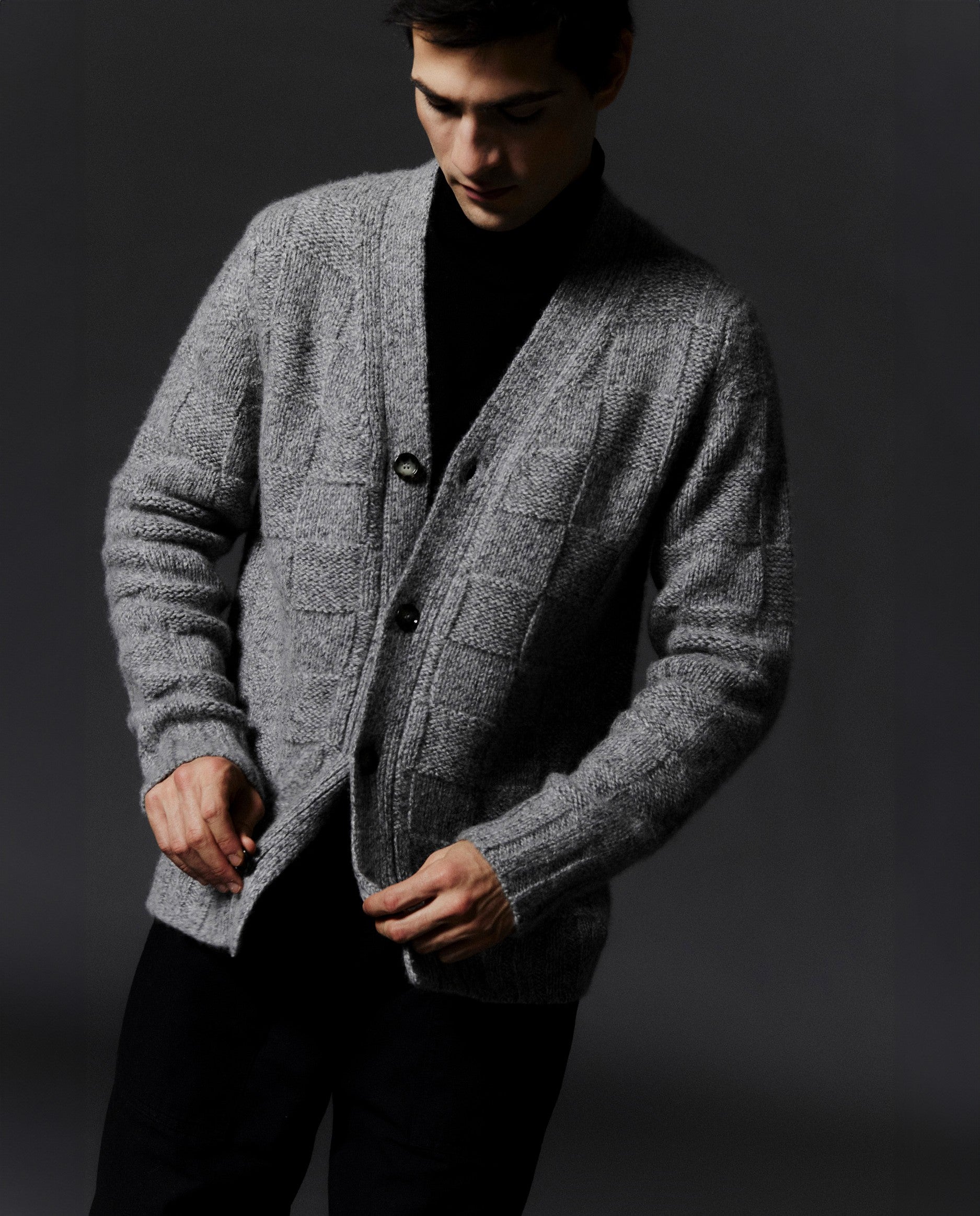 245-77900-0122 - Allude - 25% Seide 75% Cashmere Cashmere Grau Grobstrick Herren Langarm Lockerer Schnitt SAPG::245-77900 Strickjacke V-Ausschnitt Winter 2024/2025