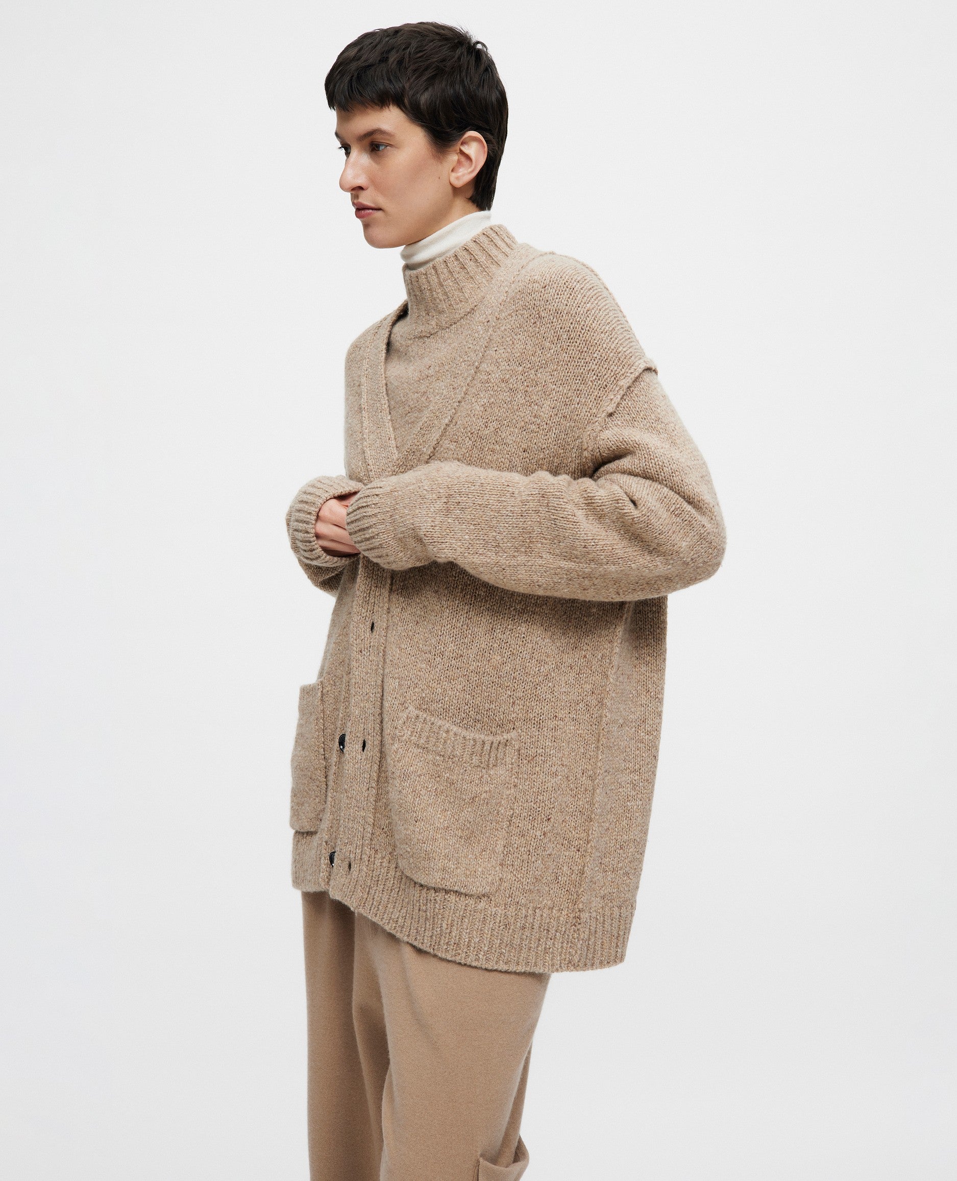 246-26001-43-26000-43-27013-43-26002-43-06-14325 - Allude - Active All Winter 2024/2025 Beige Cashmere Damen Flachstrick Grobstrick Langarm SAPG::246-26000 Strickjacke V-Ausschnitt