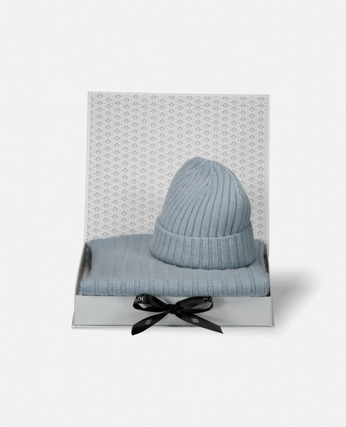 Gift set of hat and scarf in baby blue display picture 3