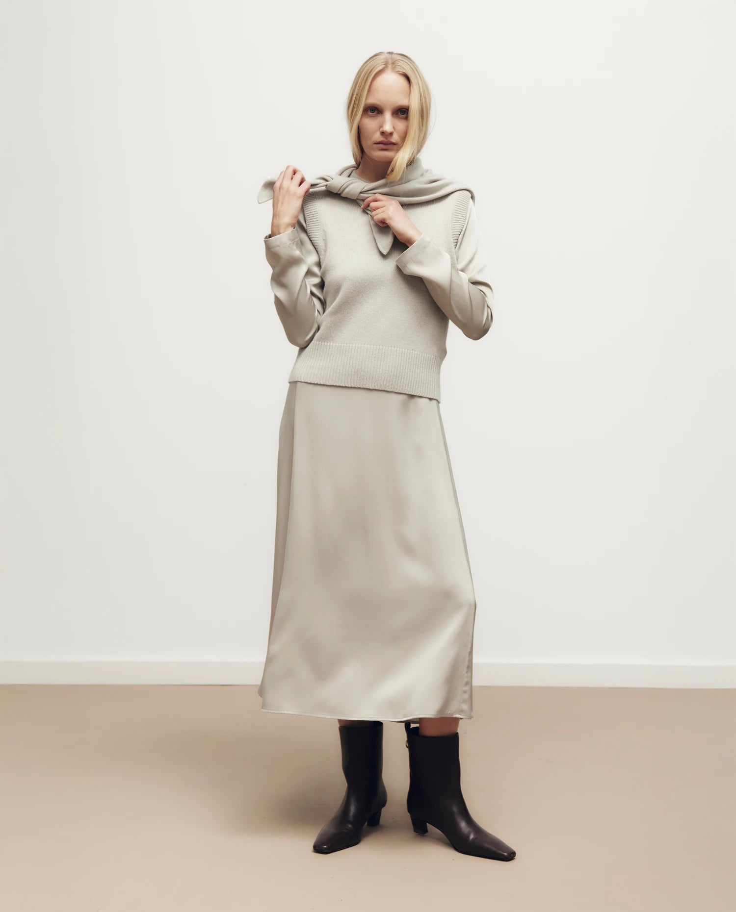 255-11234-82_1 - Allude - 100% Cashmere Active Damen Fall/Winter 2025/2026 Flachstrick Gerade Passform Grau mittelschwerer Strick NEW Pullover Rundhals SAPG::255-11234