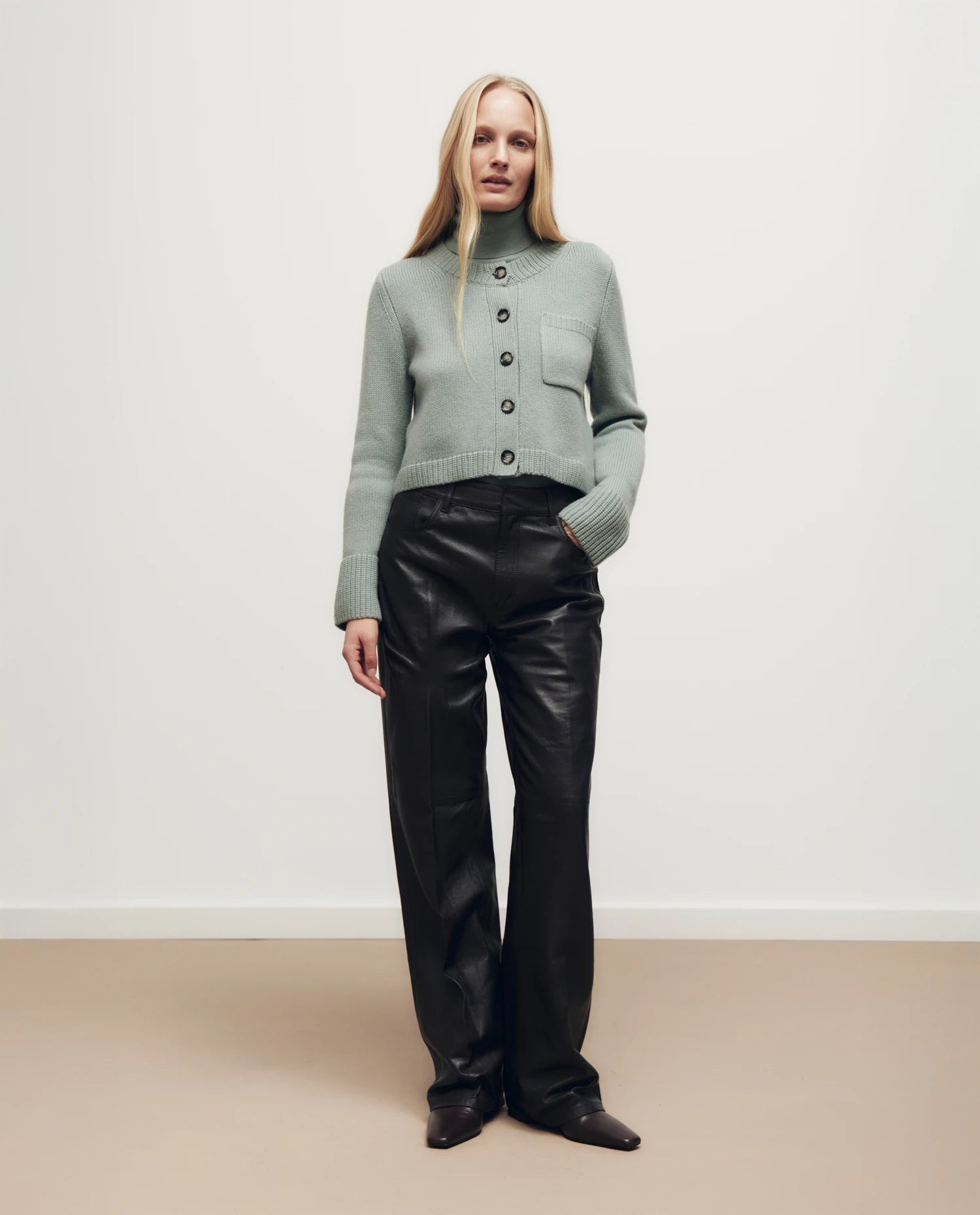 255-17001-31_1 - Allude - 30% Cashmere 70% Wolle Active Damen Fall/Winter 2025/2026 Flachstrick Grobstrick Grün Kastiger Schnitt NEW Rundhals SAPG::255-17001 Strickjacke