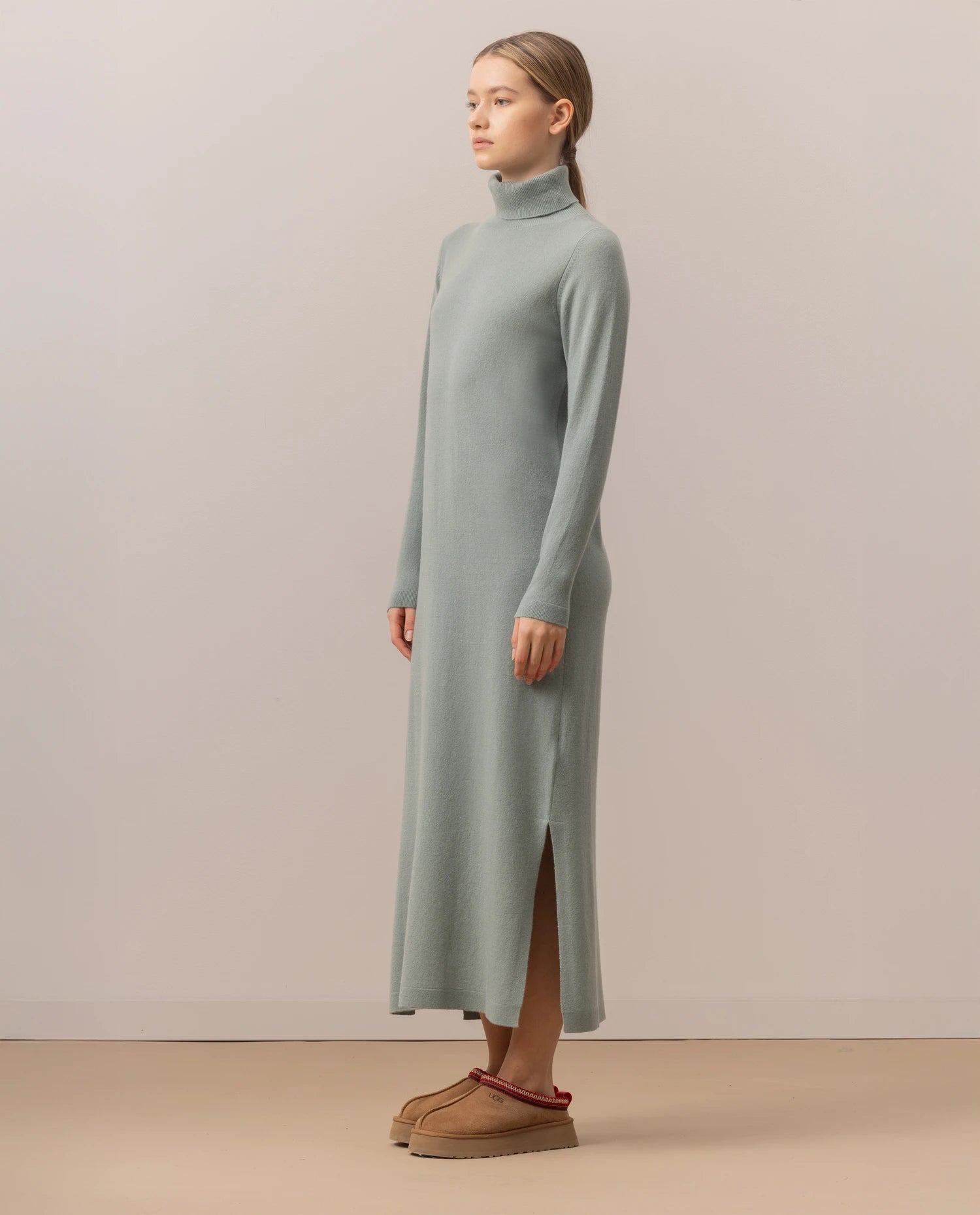 255-17013-31_2 - Allude - 30% Cashmere 70% Wolle Active Damen Fall/Winter 2025/2026 Feinstrick Flachstrick Gerade Passform Grün Kleid NEW Rollkragen SAPG::255-17013