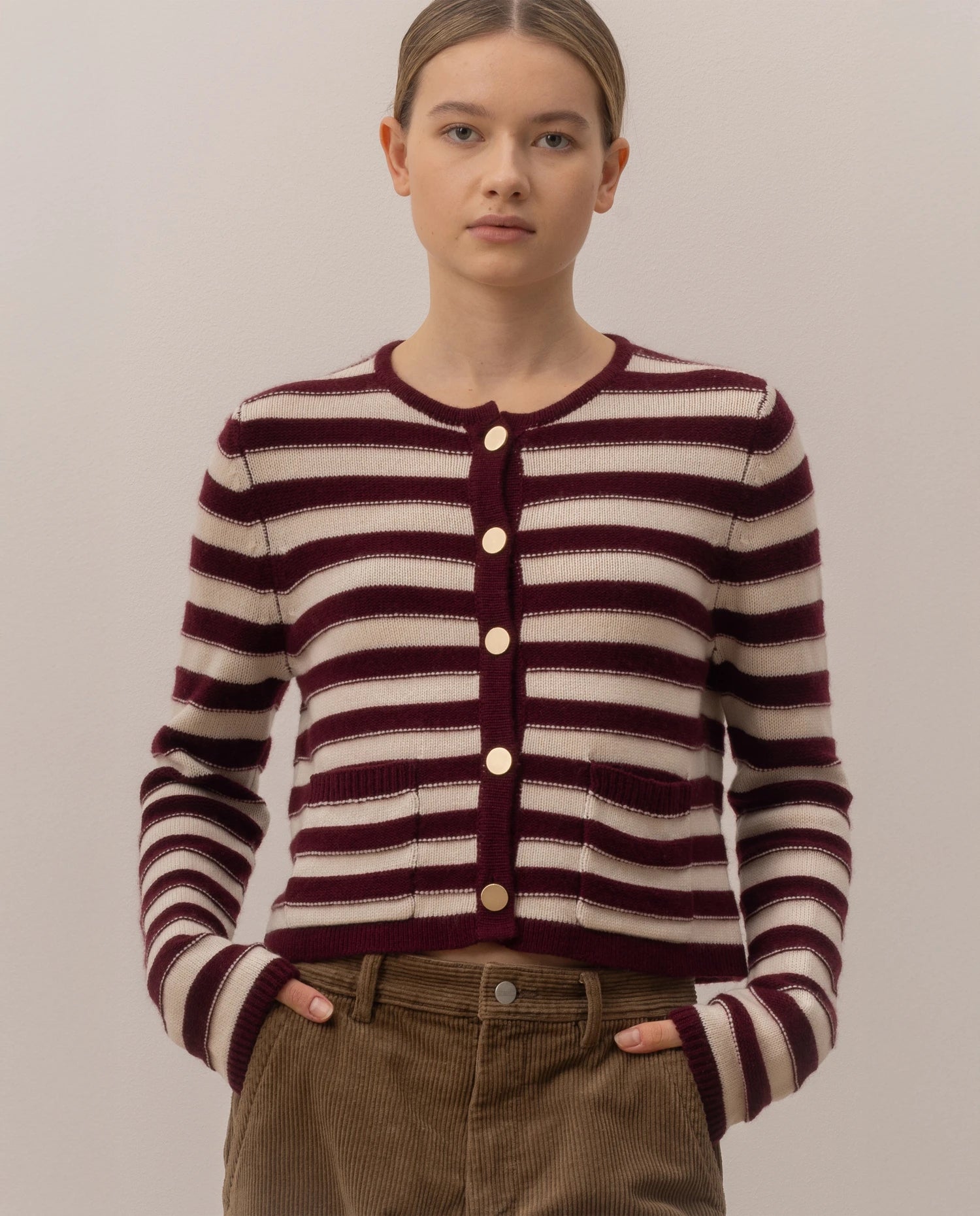 255-17020-68_1-2 - Allude - 30% Cashmere 70% Wolle Active Damen Fall/Winter 2025/2026 Flachstrick Kastiger Schnitt mittelschwerer Strick NEW Rot Rundhals SAPG::255-17020 Strickjacke