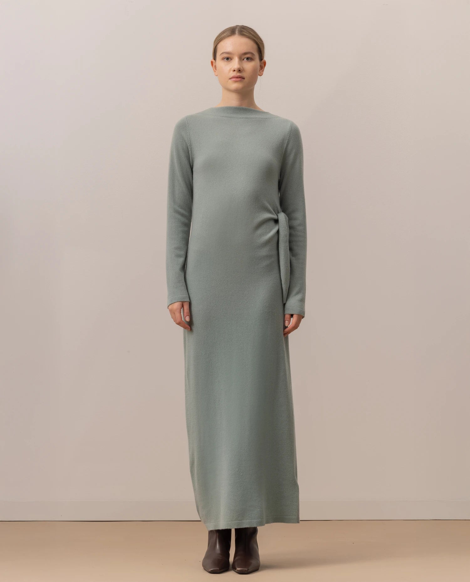 255-17094-31_2 - Allude - 30% Cashmere 70% Wolle Active Damen Enger Schnitt Fall/Winter 2025/2026 Feinstrick Flachstrick Grün Kleid NEW Rundhals SAPG::255-17094
