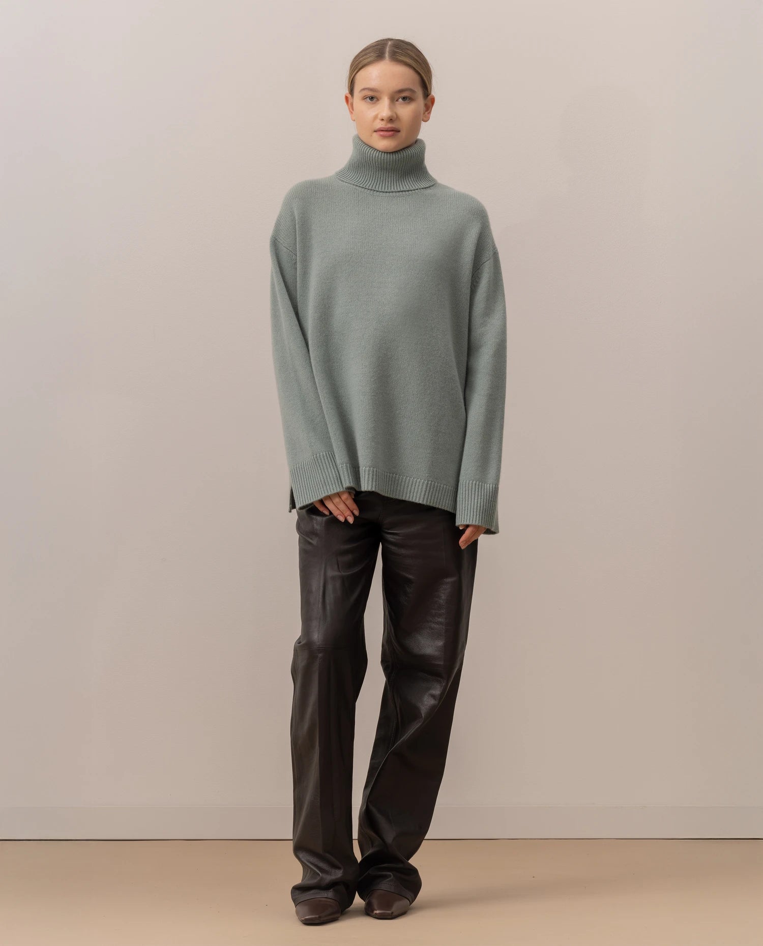 255-17105-31_2 - Allude - 30% Cashmere 70% Wolle Active Damen Fall/Winter 2025/2026 Flachstrick Grobstrick Grün Lockerer Schnitt NEW Pullover Rollkragen SAPG::255-17105