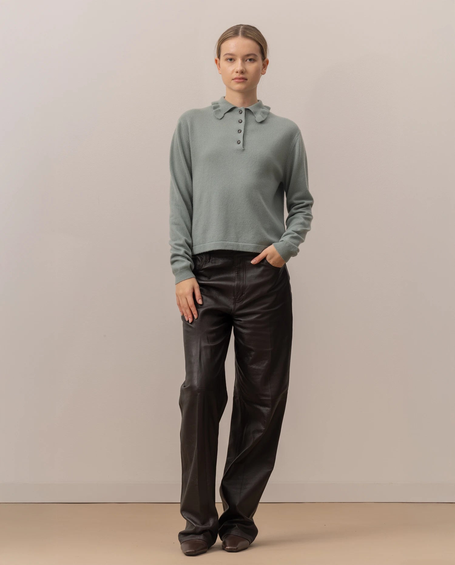 255-17124-31_2 - Allude - 30% Cashmere 70% Wolle Active Damen Fall/Winter 2025/2026 Feinstrick Flachstrick Gerade Passform Grün NEW Polo Pullover SAPG::255-17124