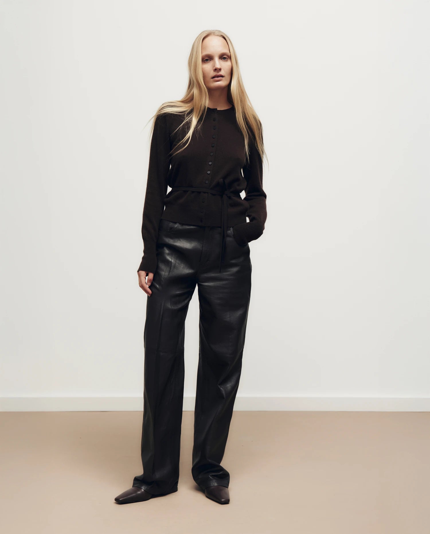 255-17131-49_1 - Allude - 30% Cashmere 70% Wolle Active Braun Damen Fall/Winter 2025/2026 Feinstrick Flachstrick Gerade Passform NEW Rundhals SAPG::255-17131 Strickjacke