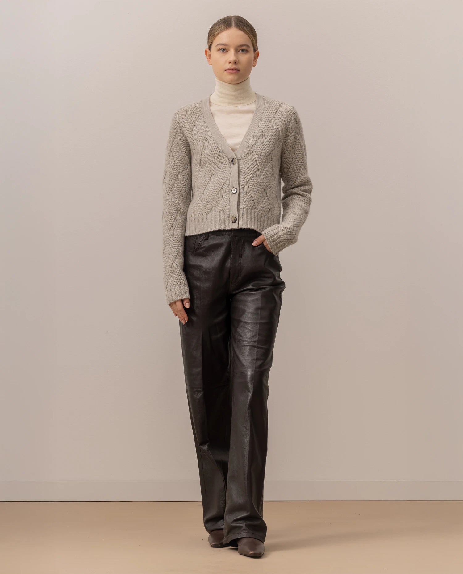 255-17690-82_2 - Allude - 30% Cashmere 70% Wolle Active Damen Fall/Winter 2025/2026 Grau Grobstrick Kastiger Schnitt NEW Rauten-Strickmuster SAPG::255-17690 Strickjacke V-Ausschnitt