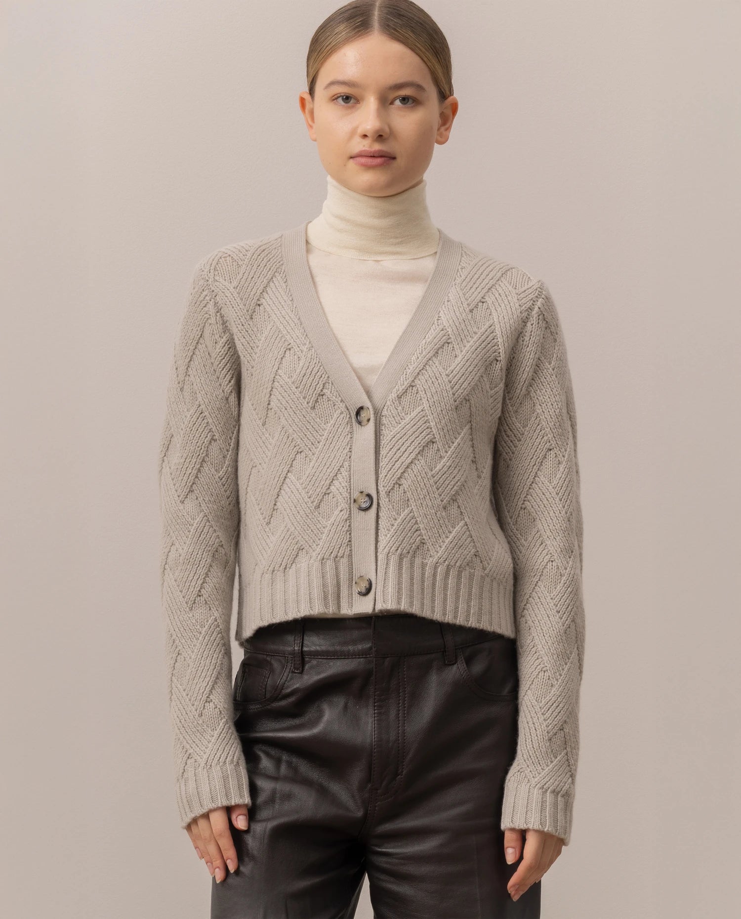 255-17690-82_20 - Allude - 30% Cashmere 70% Wolle Active Damen Fall/Winter 2025/2026 Grau Grobstrick Kastiger Schnitt NEW Rauten-Strickmuster SAPG::255-17690 Strickjacke V-Ausschnitt