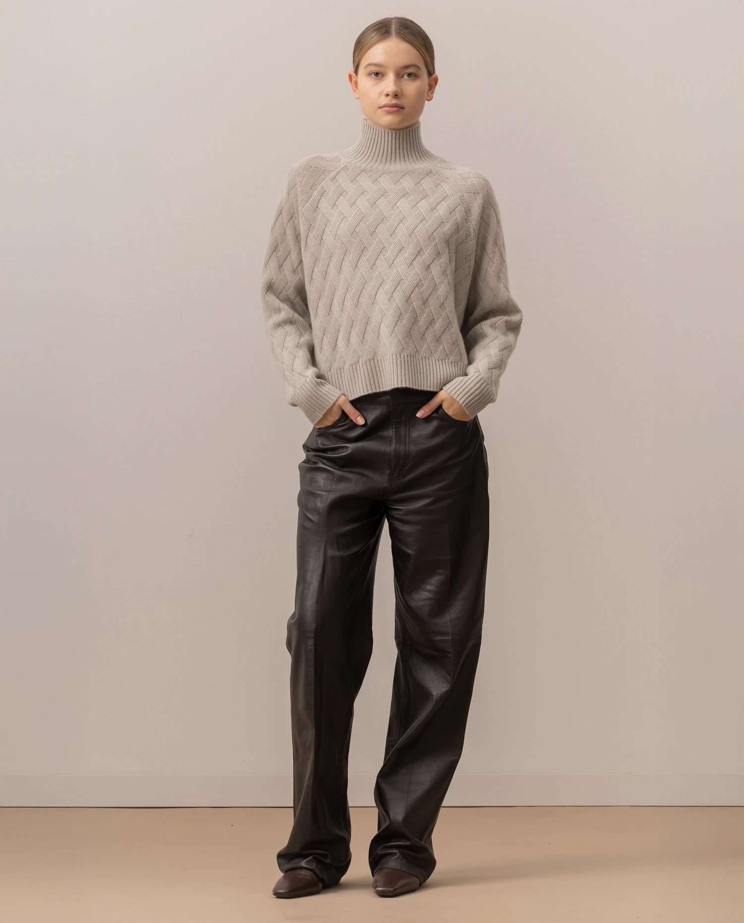 255-17692-82_2 - Allude - 30% Cashmere 70% Wolle Active Damen Fall/Winter 2025/2026 Grau Lockerer Schnitt mittelschwerer Strick NEW Pullover Rauten-Strickmuster SAPG::255-17692 Stehkragen