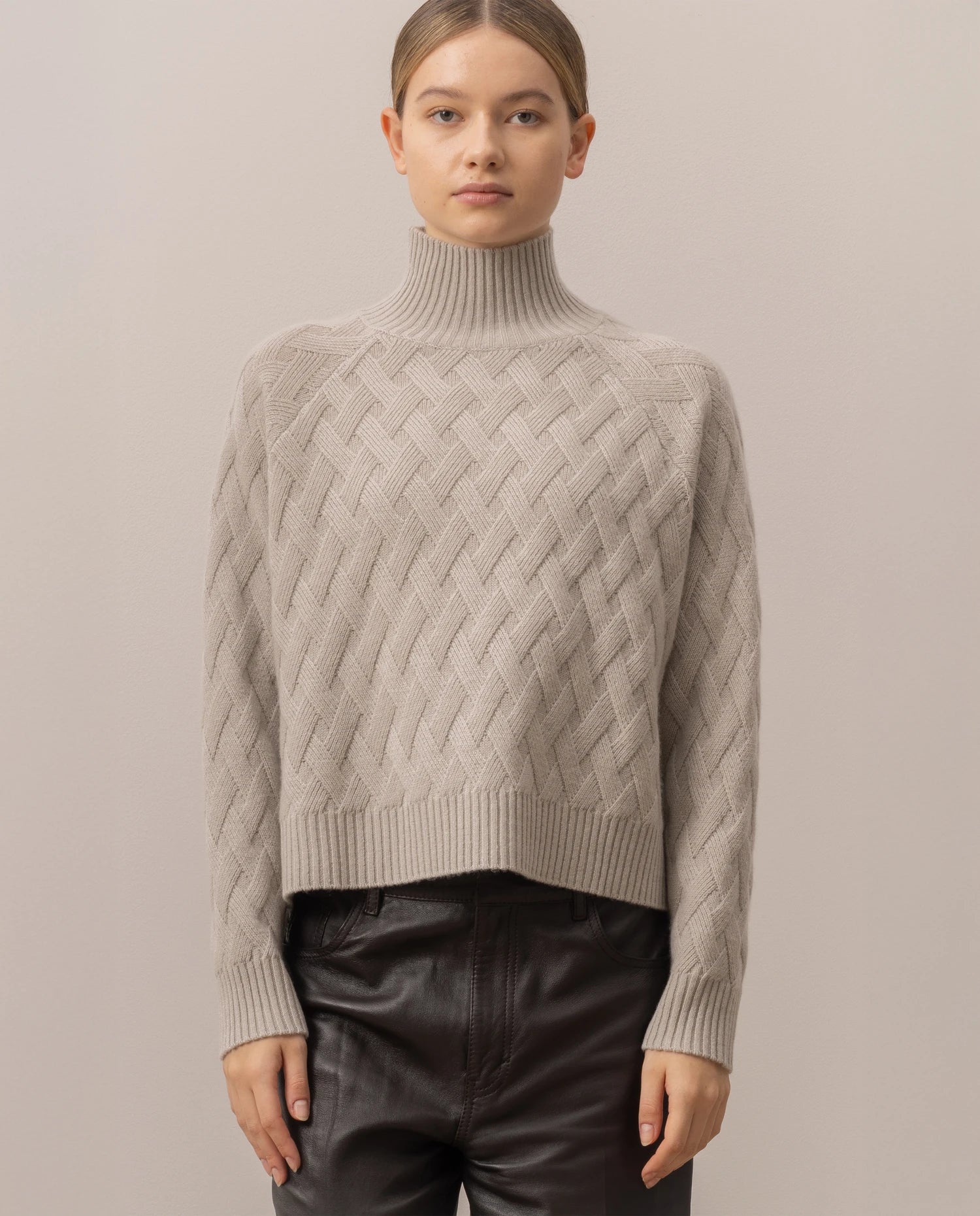 255-17692-82_20 - Allude - 30% Cashmere 70% Wolle Active Damen Fall/Winter 2025/2026 Grau Lockerer Schnitt mittelschwerer Strick NEW Pullover Rauten-Strickmuster SAPG::255-17692 Stehkragen