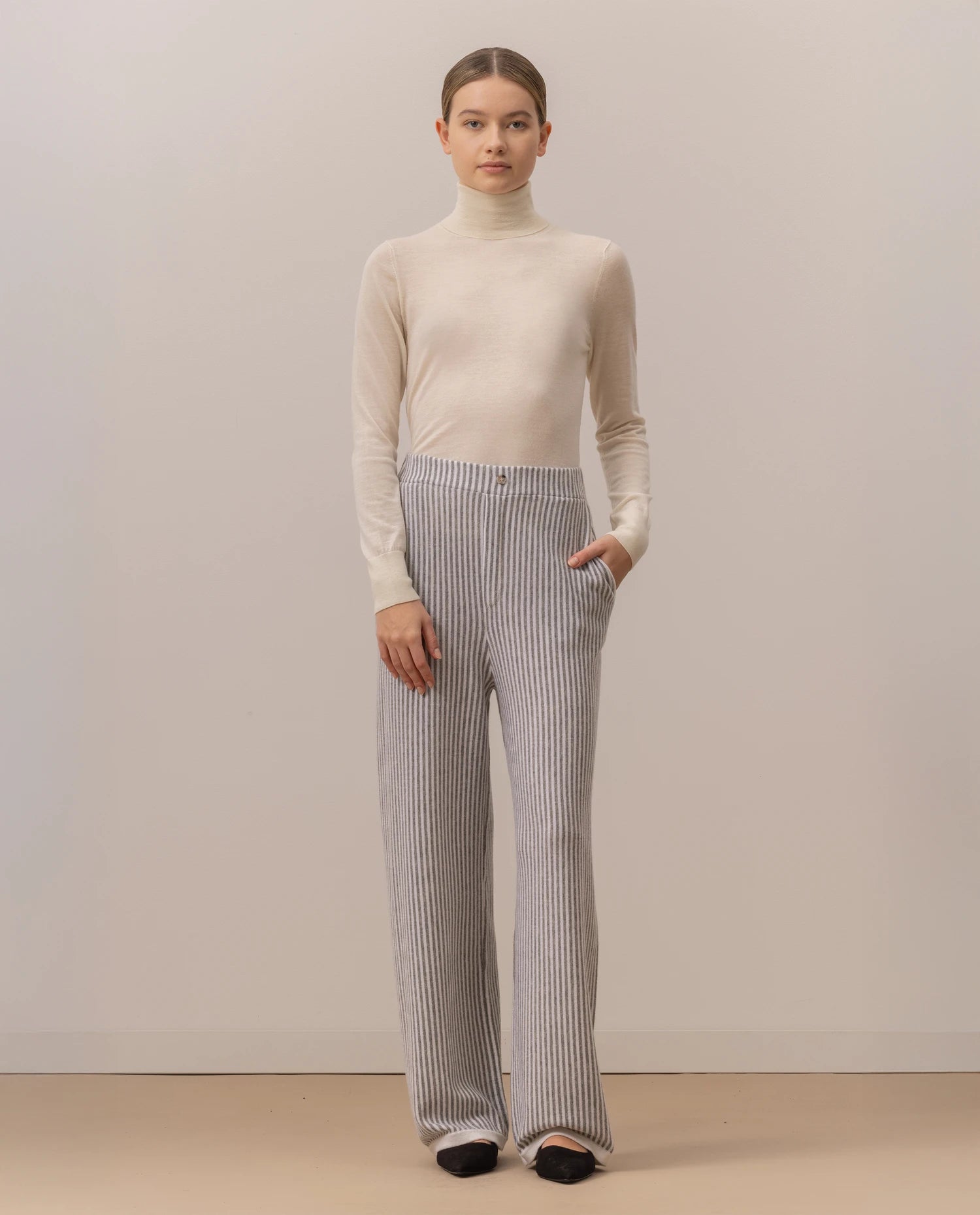 255-17751-4083_2 - Allude - 0 30% Cashmere 70% Wolle Active Damen Fall/Winter 2025/2026 Feinstrick Flachstrick Hose Lockerer Schnitt NEW SAPG::255-17751 Weiß