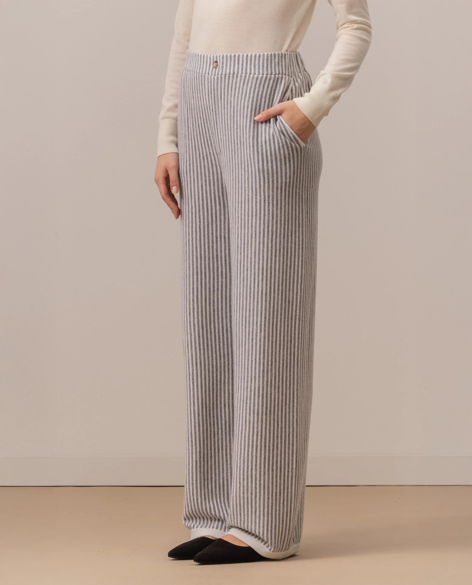 255-17751-4083_20 - Allude - 0 30% Cashmere 70% Wolle Active Damen Fall/Winter 2025/2026 Feinstrick Flachstrick Hose Lockerer Schnitt NEW SAPG::255-17751 Weiß