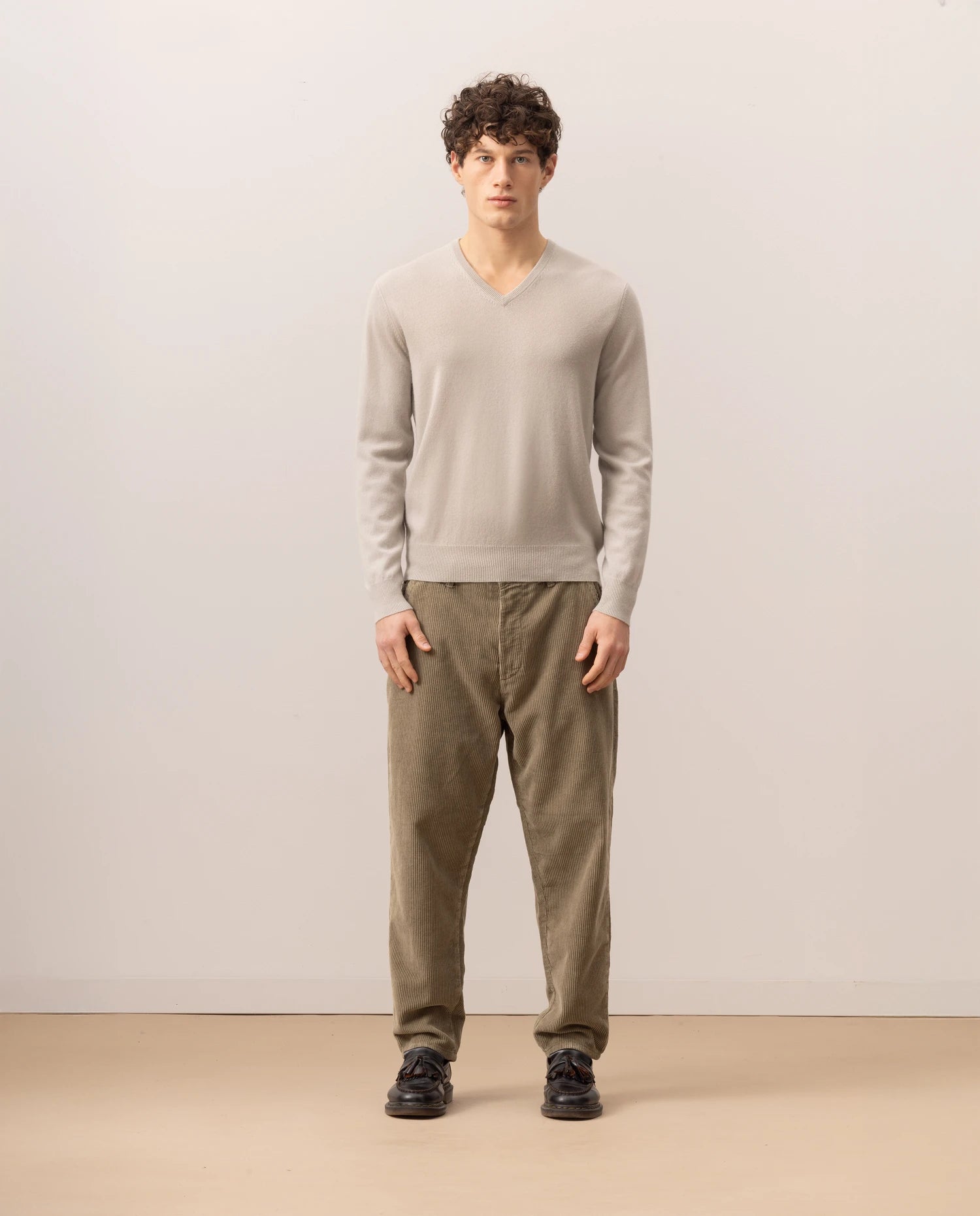 255-30020-82_2 - Allude - 100% Cashmere Active Fall/Winter 2025/2026 Feinstrick Flachstrick Gerade Passform Grau Herren NEW Pullover SAPG::255-30020 V-Ausschnitt