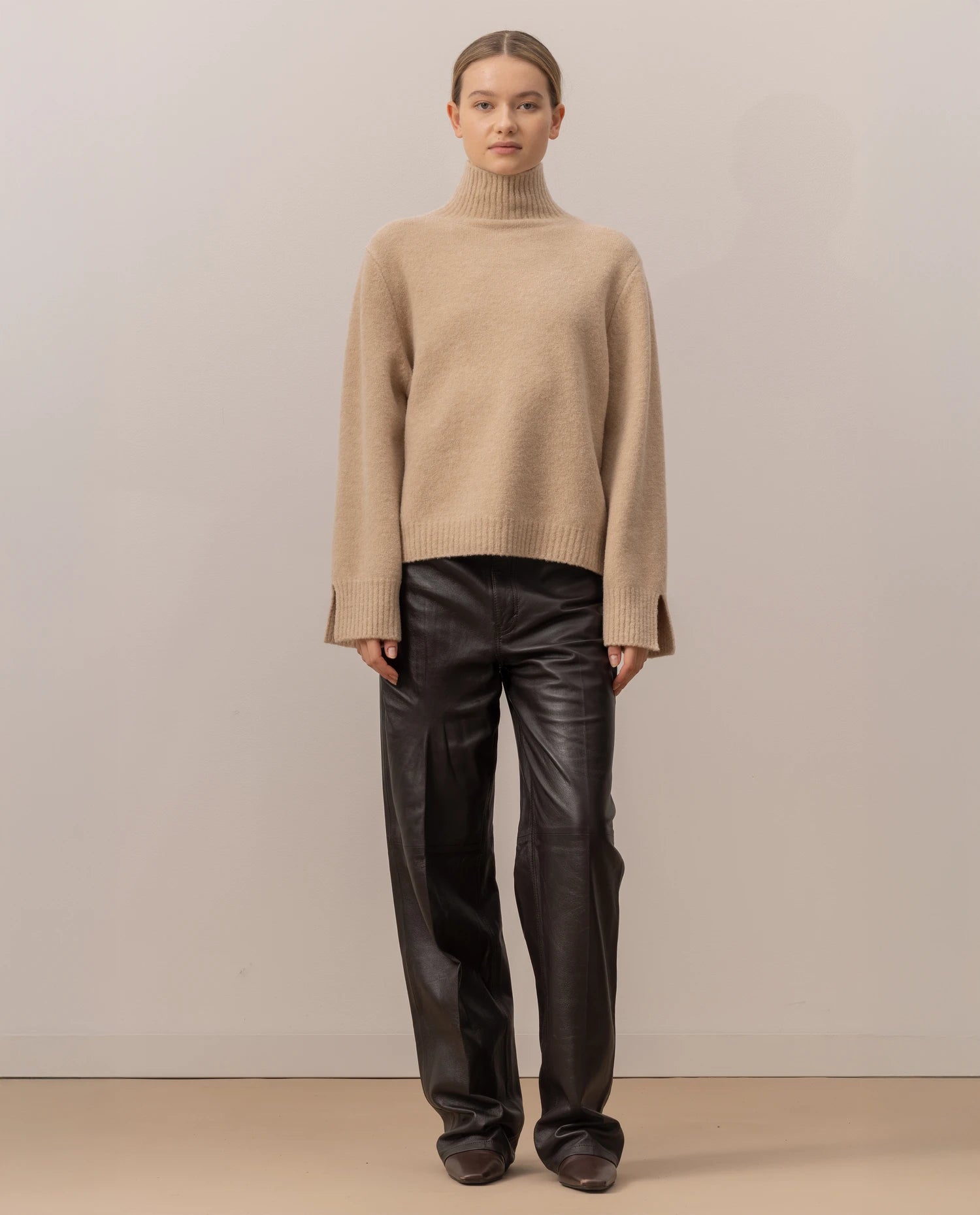 255-63005-48_2 - Allude - 2% Elastan 22% Cashmere 24% Polyamid 52% Merino Wolle Active Beige Damen Fall/Winter 2025/2026 Flachstrick Grobstrick Lockerer Schnitt NEW Pullover SAPG::255-63005 Stehkragen