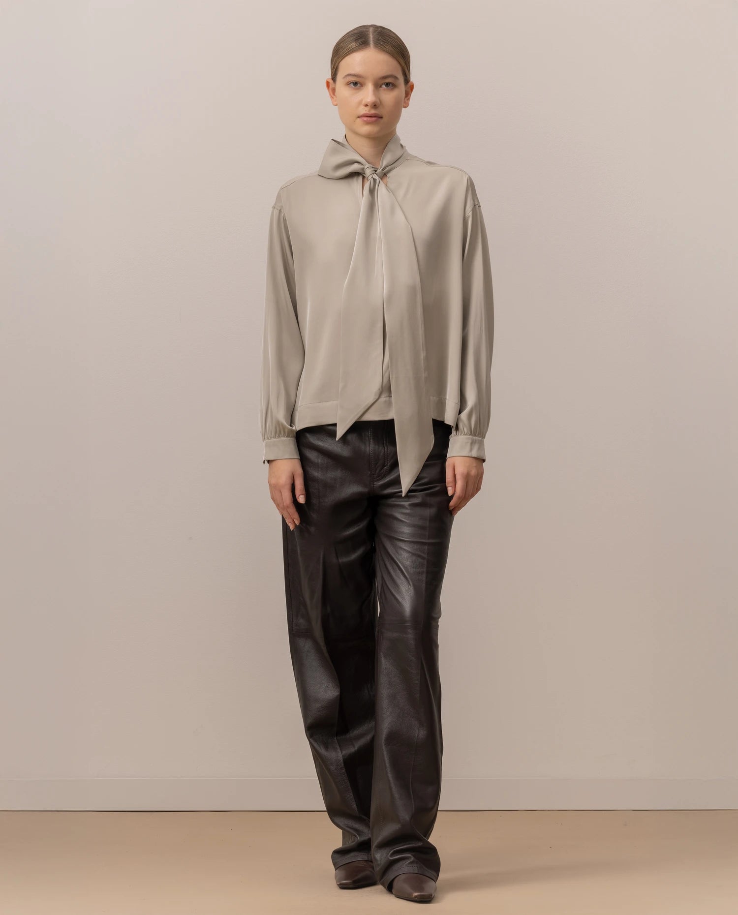 255-84014-82_2 - Allude - 0 7% Spandex 93% Seide Active Bluse Damen Fall/Winter 2025/2026 Grau Lockerer Schnitt NEW SAPG::255-84014
