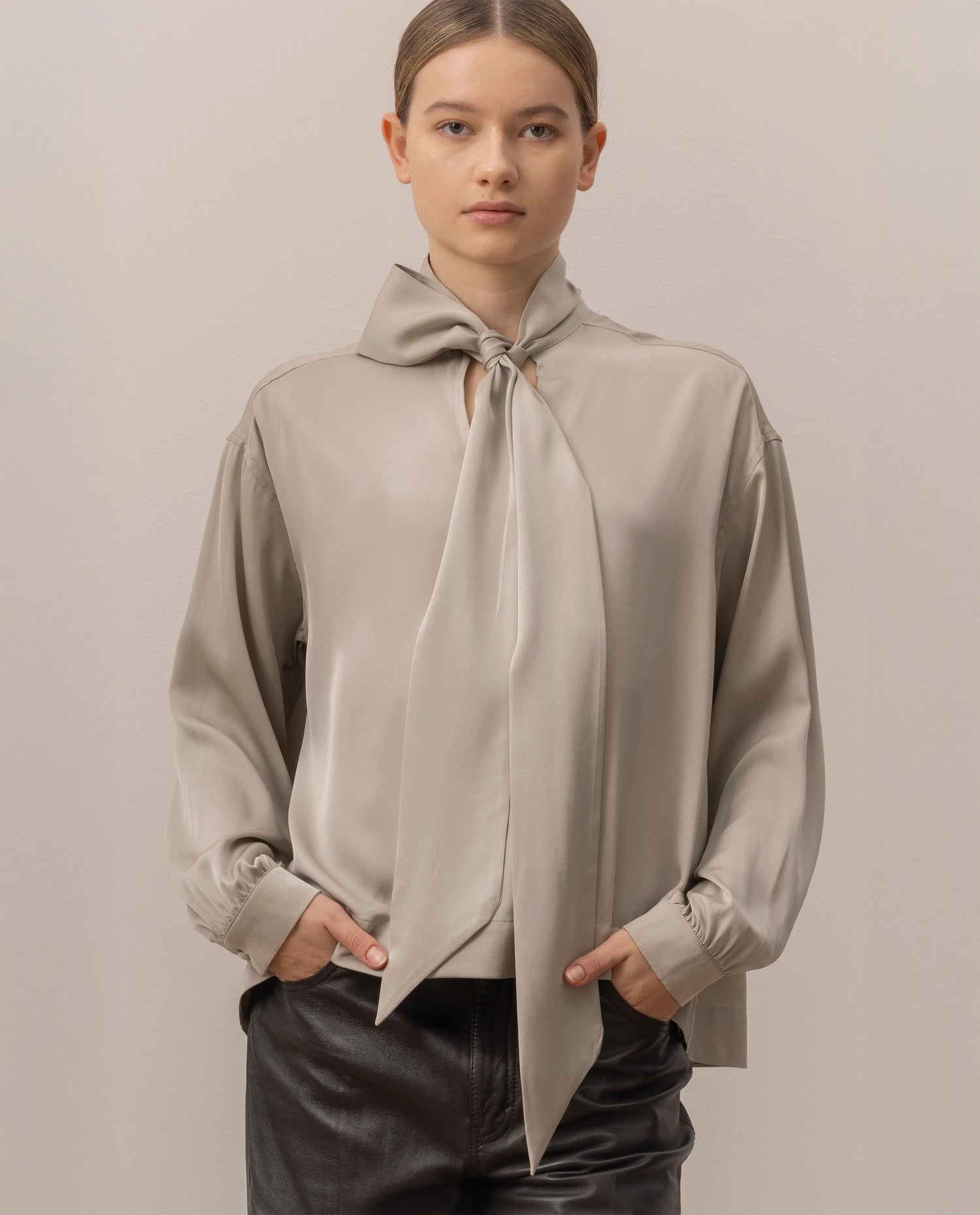 255-84014-82_20 - Allude - 0 7% Spandex 93% Seide Active Bluse Damen Fall/Winter 2025/2026 Grau Lockerer Schnitt NEW SAPG::255-84014