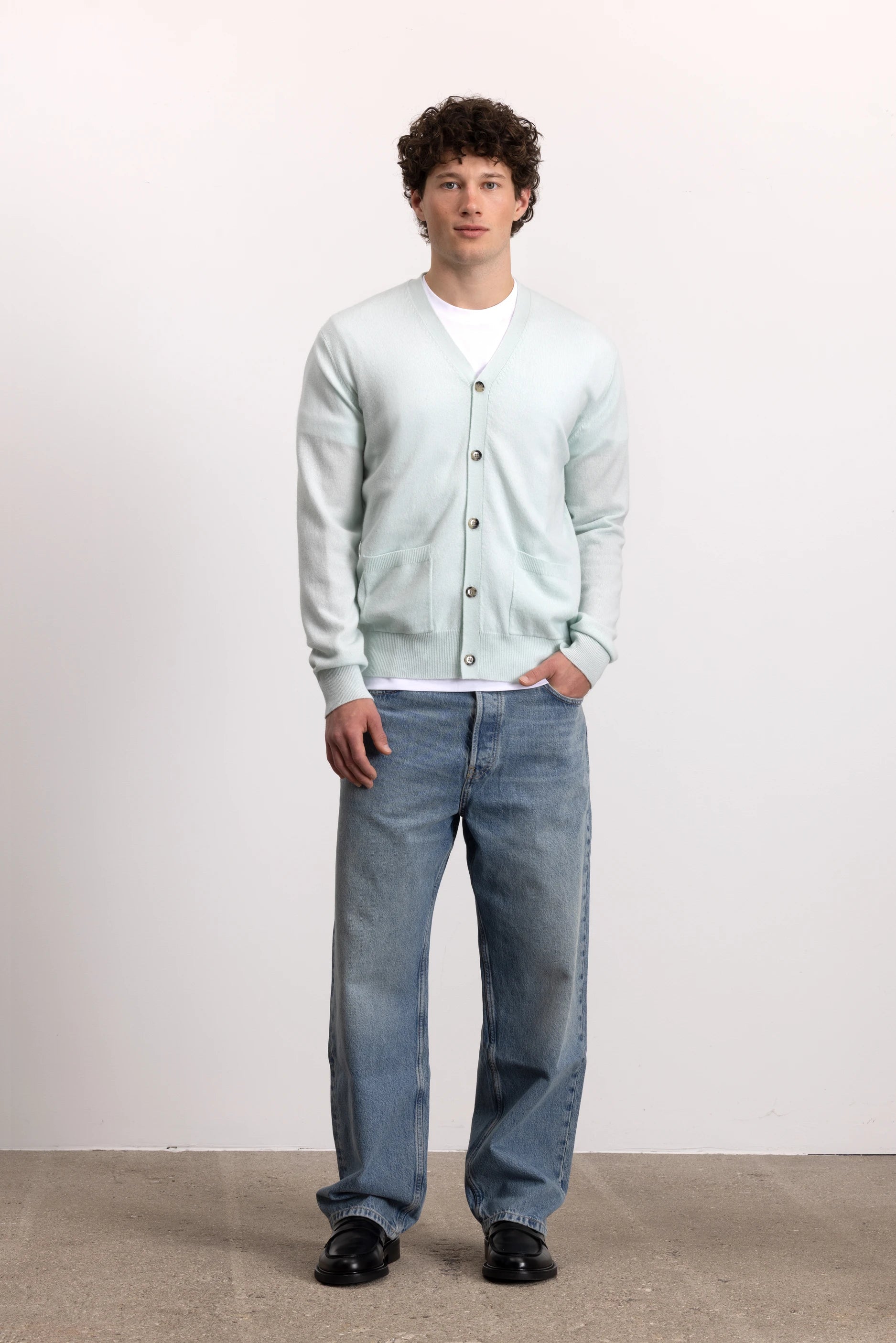 262-37022-30_6 - Allude - 30% Cashmere 70% Wolle Grün Herren Langarm SAPG::262-37022 Spring/Summer 2026 Strickjacke V-Ausschnitt Wolle