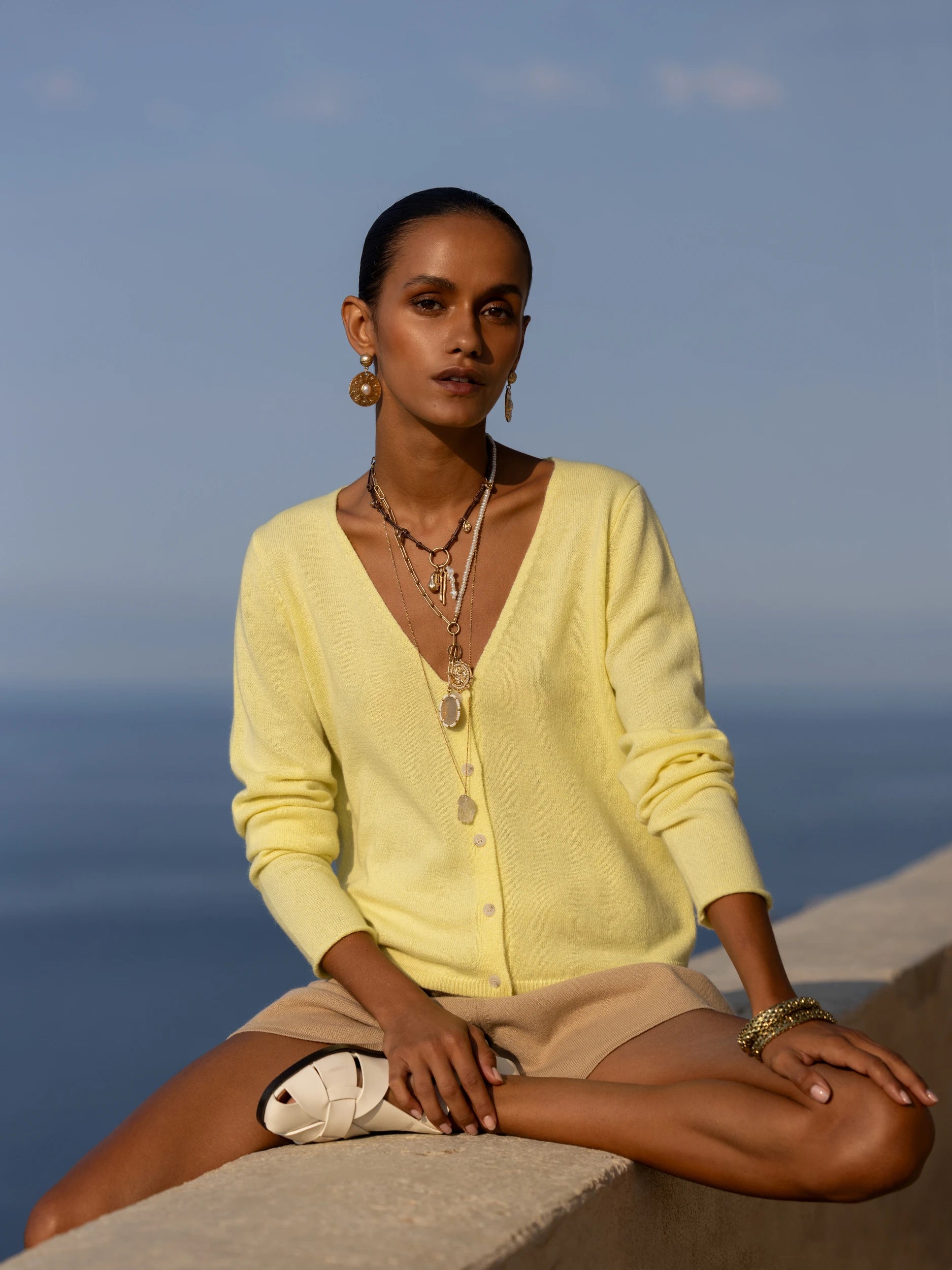 263-20020-20_8 - Allude - 100% Cashmere Active Capsule Summer 2026 Cashmere Damen Gelb Langarm NEW SAPG::263-20020 Spring/Summer 2026 Strickjacke V-Ausschnitt