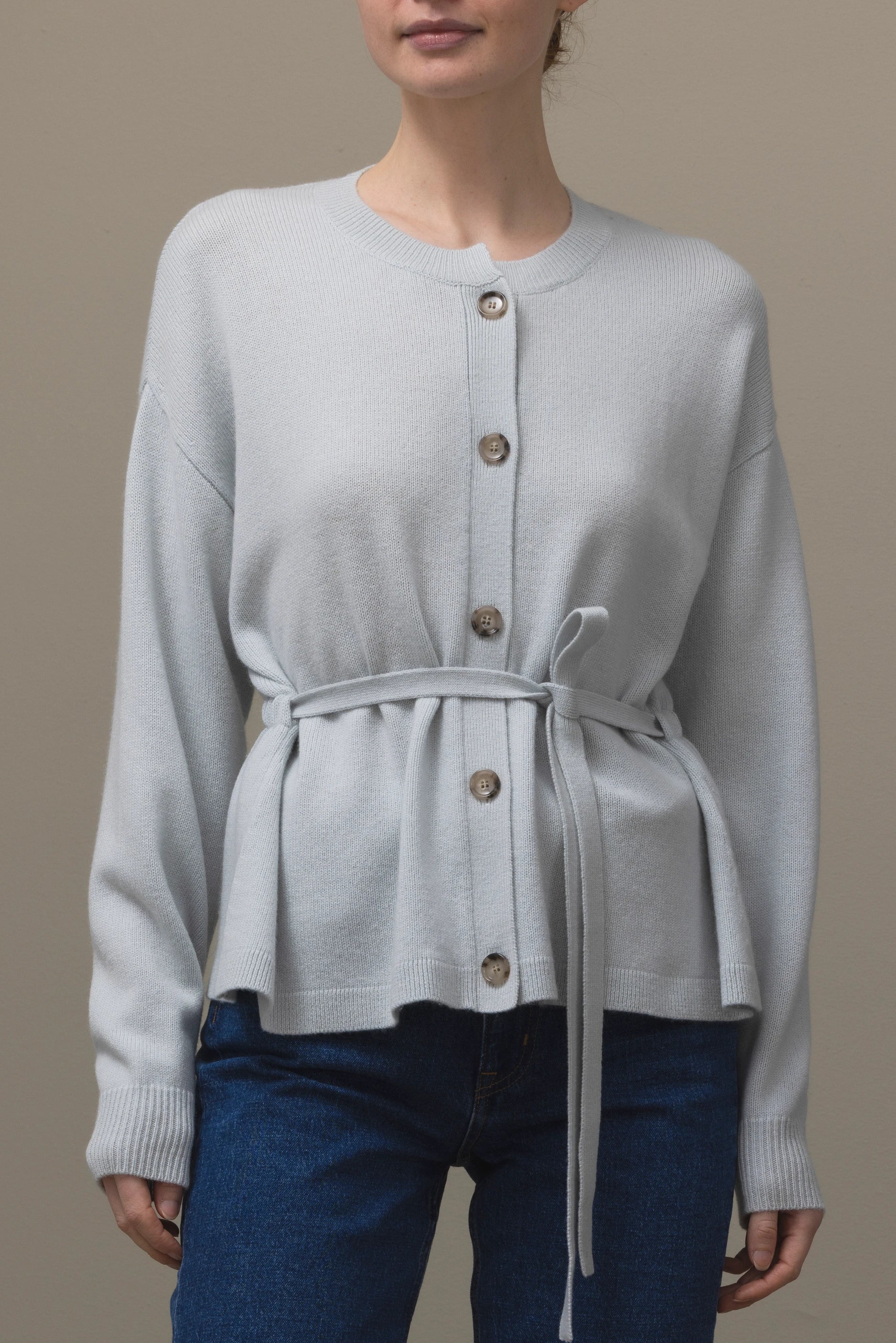 265-17040-30-S_2_25385a46-6d74-4f08-a3ec-65d31a6133a1 - Allude - 30% Cashmere 70% Wolle Active Damen Fall/Winter 2026/2027 Grün Langarm NEW Rundhals SAPG::265-17040 Strickjacke Wolle